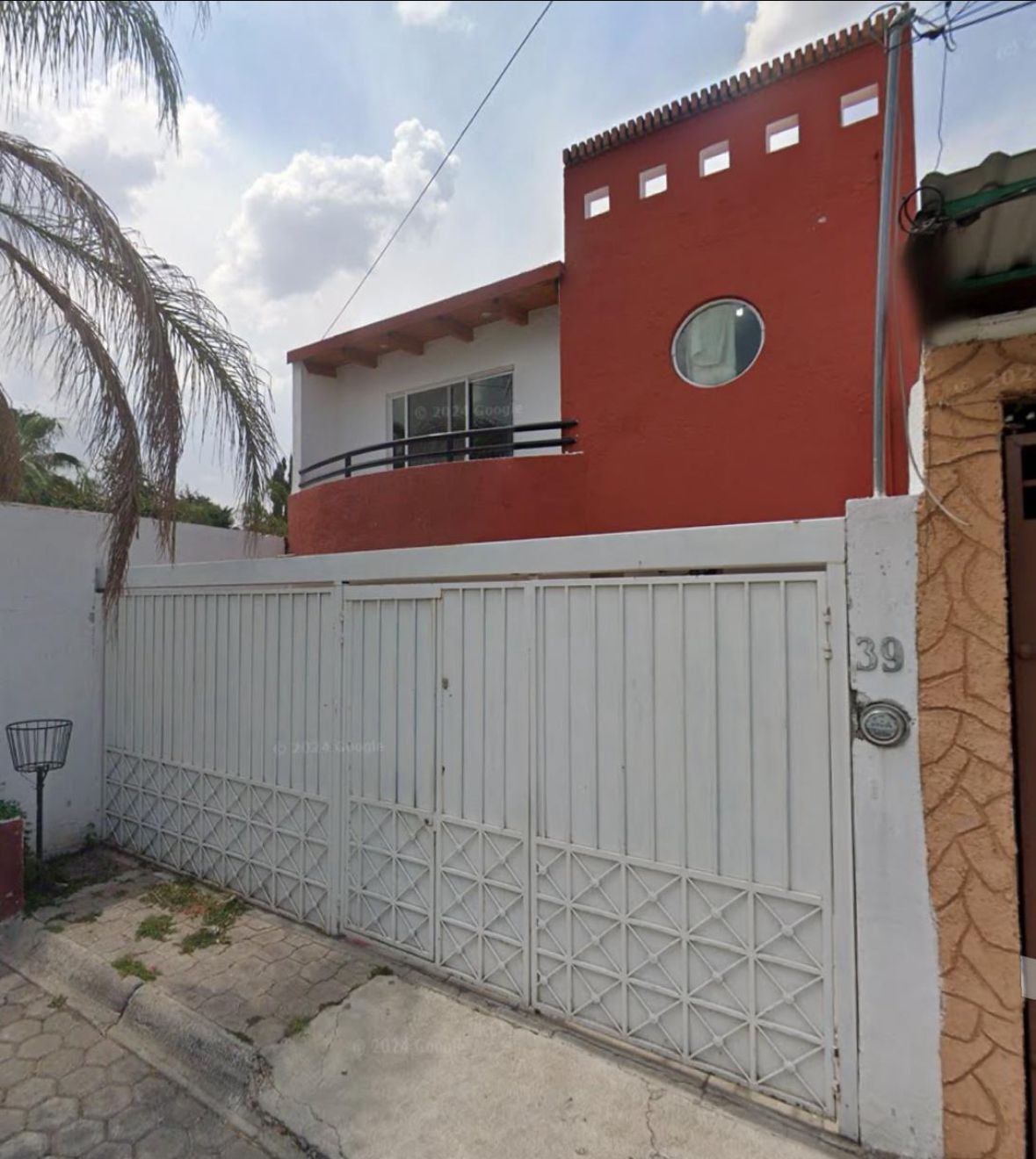 Hermosa oportunidad en Nogales, el pueblito Corregidora casa con valor comercial de 2,800,000 el valor de remate es de 1 millón 750,000. Esta casa cuenta con tres recámaras, sala comedor, estacionamiento para dos autos y patio trasero.